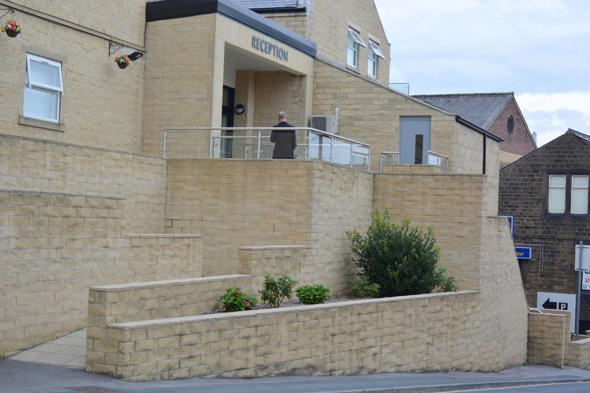 Cambridge Hotel Huddersfield Eksteriør billede
